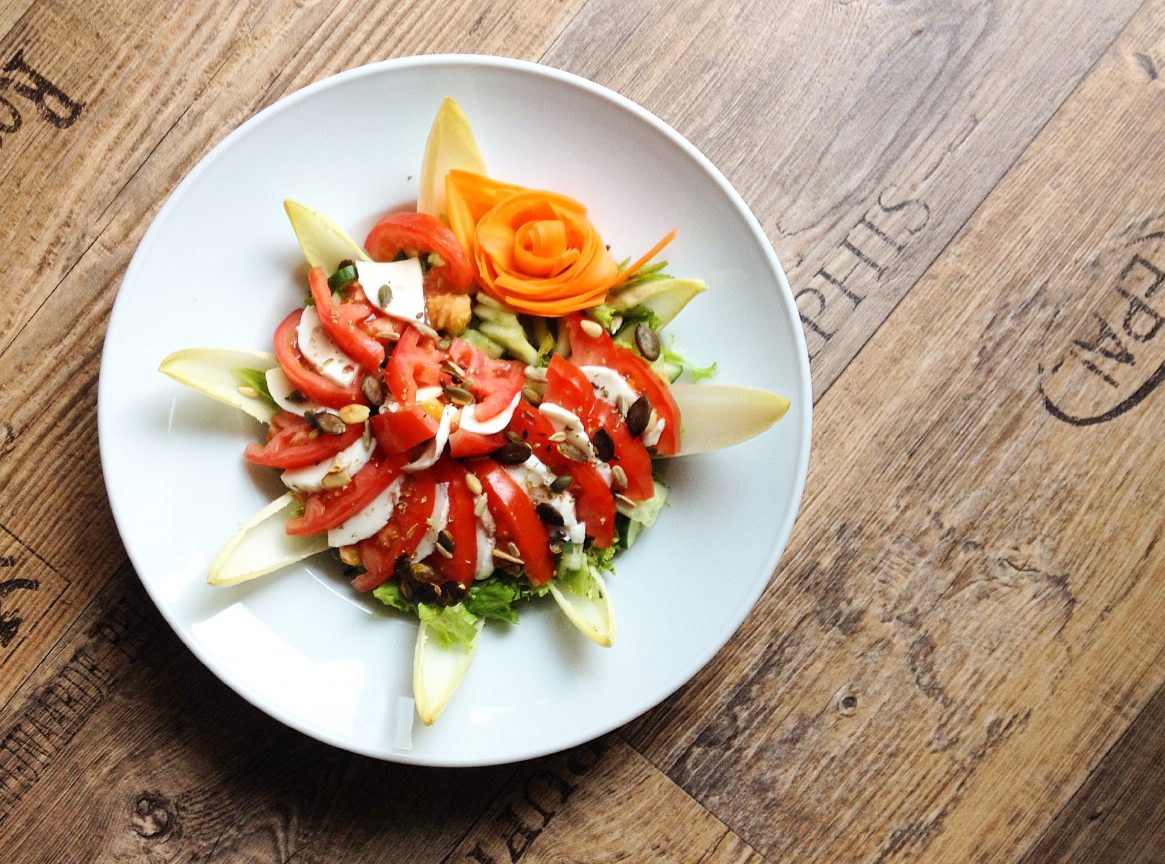 Gesunder Chicorée-Salat mit Tomaten