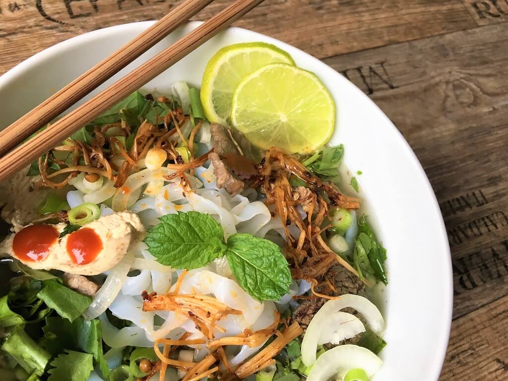 Leckere vietnamesische Reisbandnudelsuppe