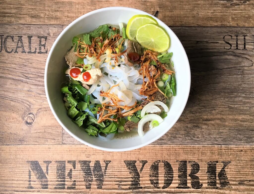 Vietnamesische Suppe mit Konjak Nudeln