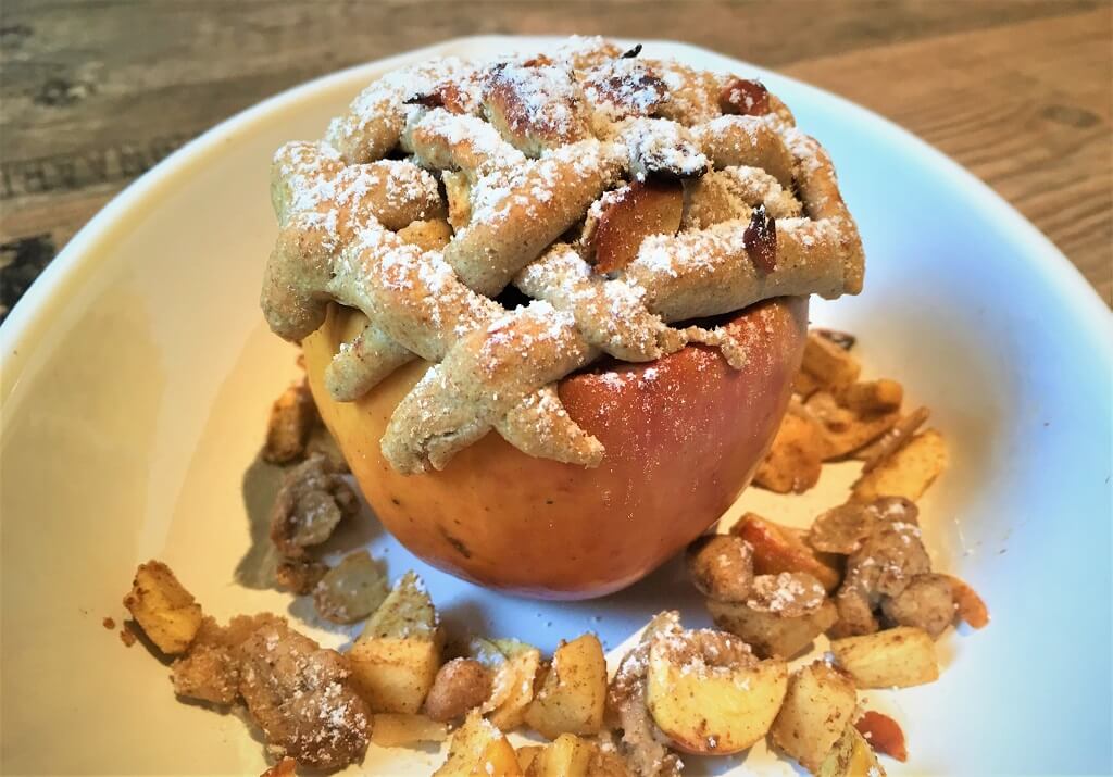 Teignest auf gebackener Frucht