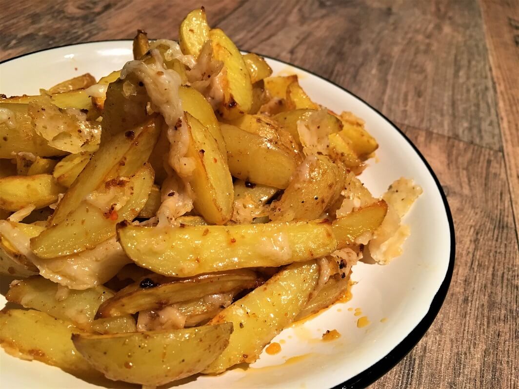 Knusprige Kartoffelecken mit zerlaufenem Parmesan