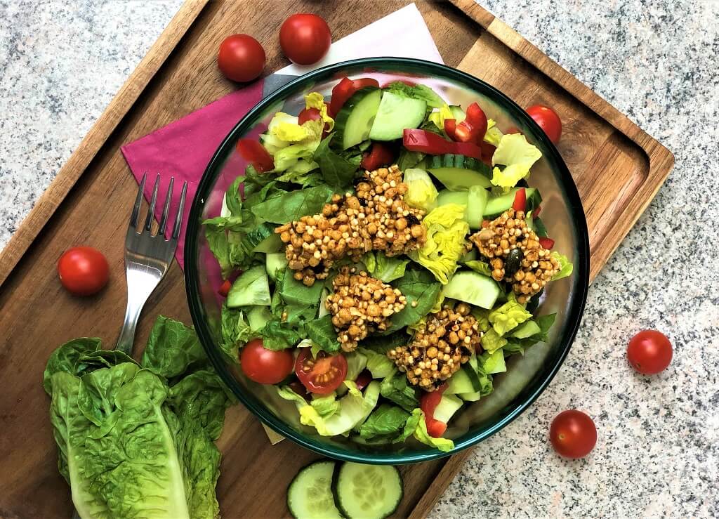 Salatbowl mit pikantem Riegel