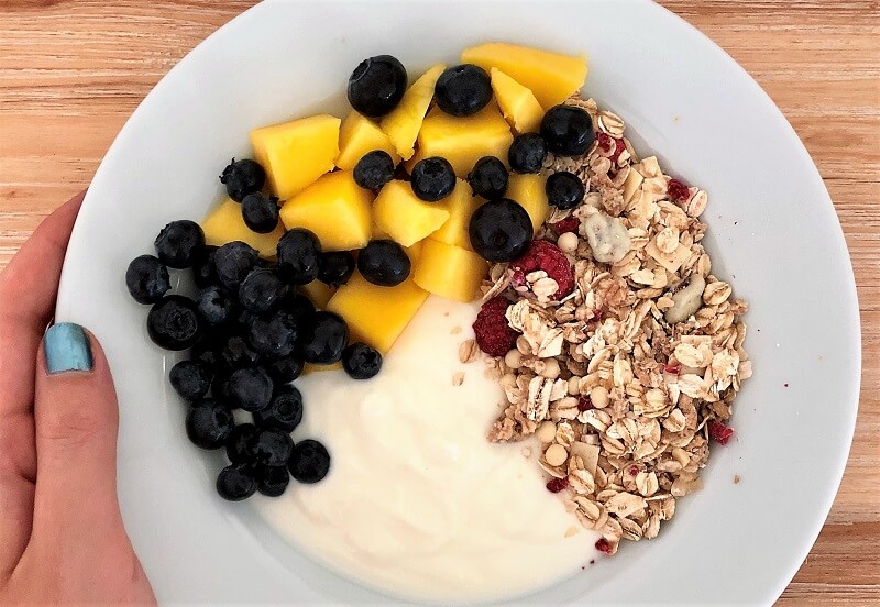 Frühstück mit Müsli und Obst