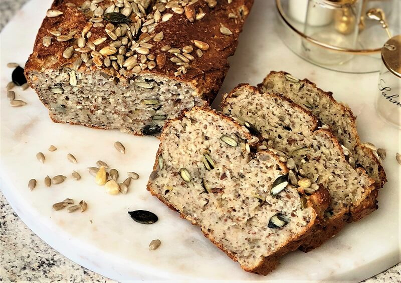 Brot mit Chiasamen und Salatkernmischung