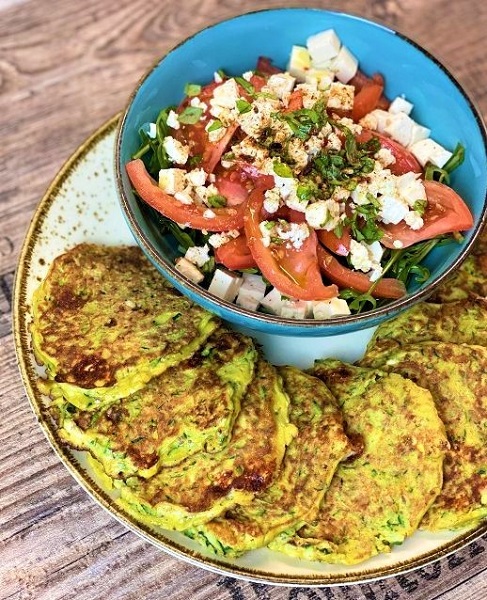 Zucchini Puffer mit Salat